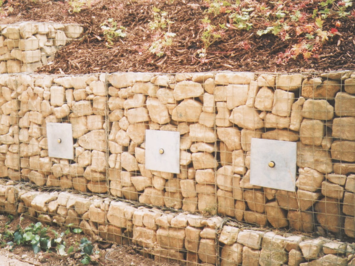 Illustration de l’ancrage d’un mur en gabions avec le système d’ancrage au sol Platipus