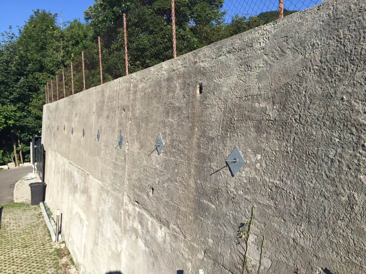 Illustration de l’ancrage d’un mur avec le système d’ancrage au sol Platipus