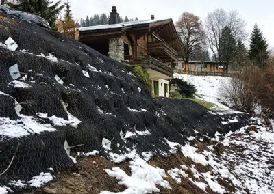 ANCRAGE D’UN CAISSON EN BOIS EN MONTAGNE À GSTAAD