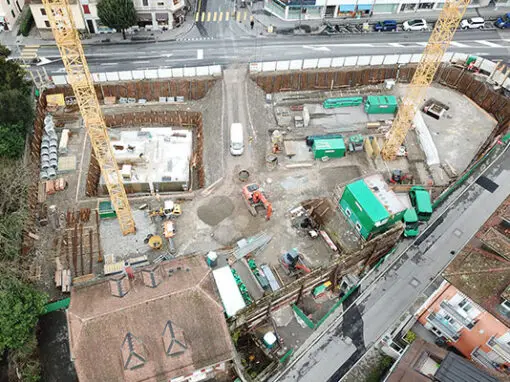 ARMIERUNG EINER BAUGRUBE AM STRASSENRAND