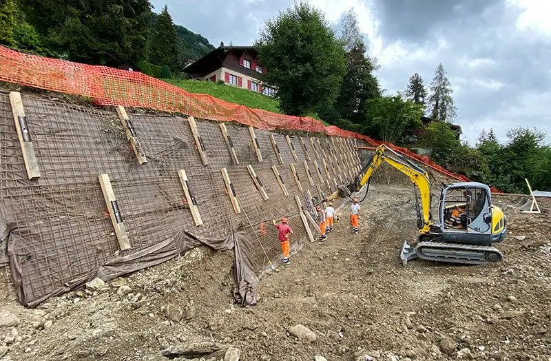 Travaux de blindage d'une paroi d'excavation avec le système d'ancrage au sol de Platipus