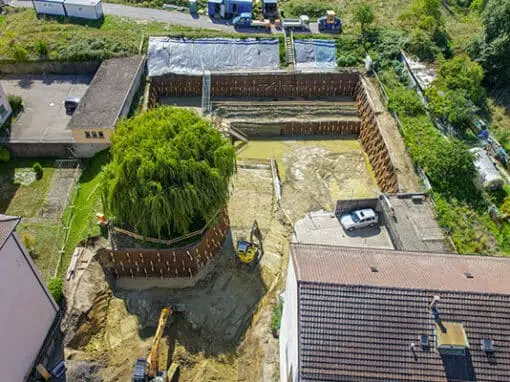 BLINDAGE D’UNE FOUILLE D’EXCAVATION AVEC UN ARBRE À CONSERVER